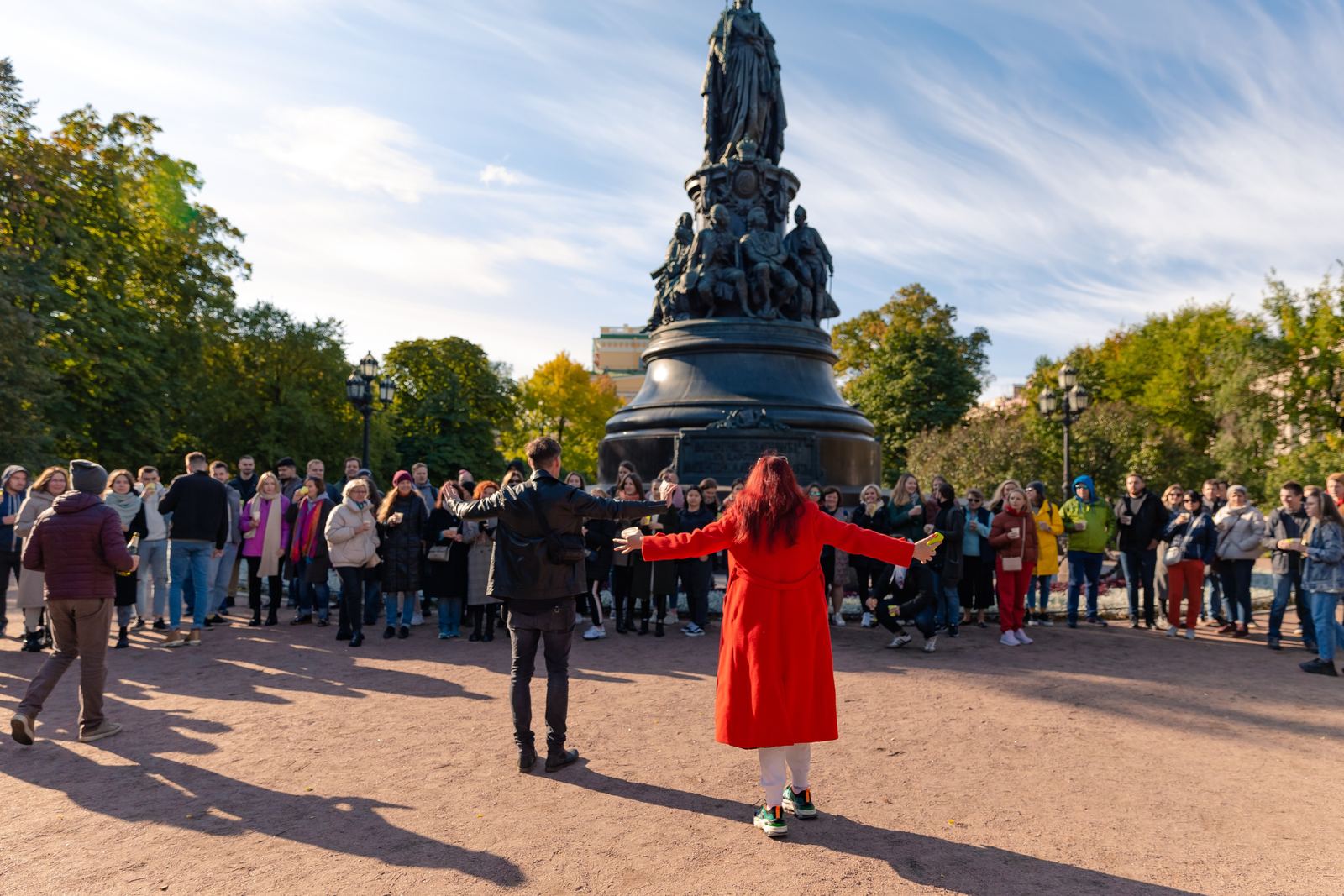 Сотрудники на площади в Санкт-Петербурге