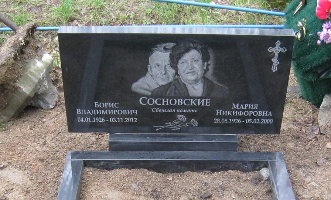 Памятник семейный из Карельского гранита с общим портретом, размер 1000х500х70