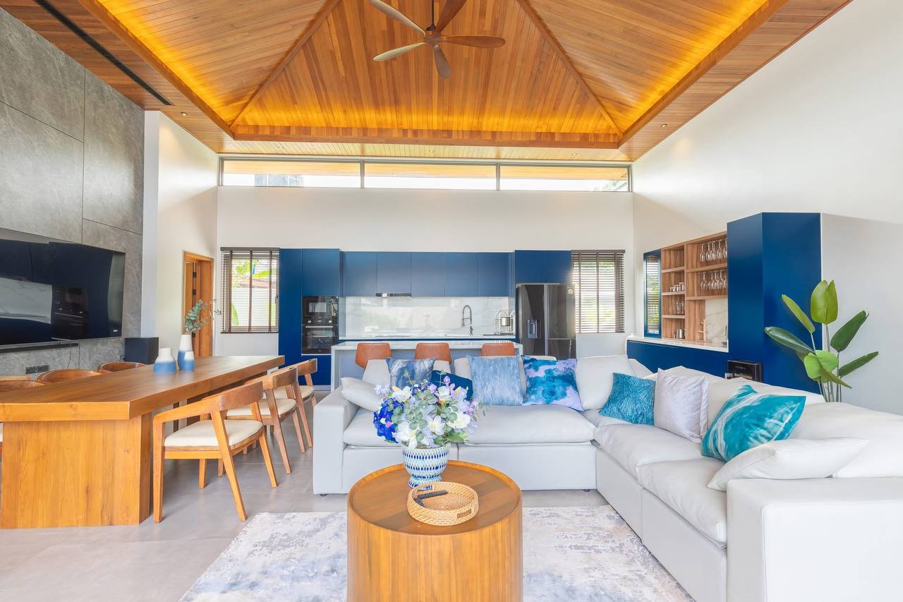 Просторная гостиная с мягкой мебелью.