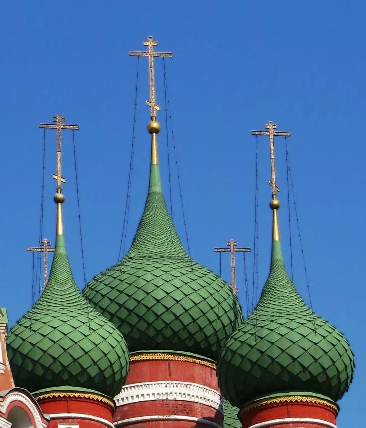 Зелёные луковичные купола на фоне неба