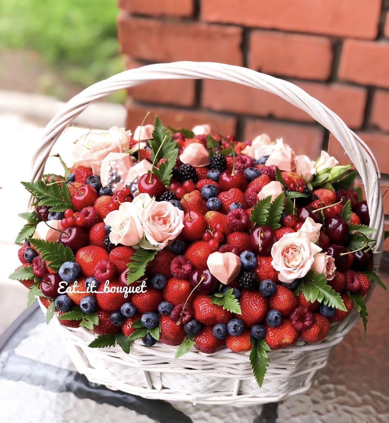 Букет ягоды доставка. Стильные букеты с ягодами. Корзина из ягод. Букет ягода. Букет с ягодами и цветами.