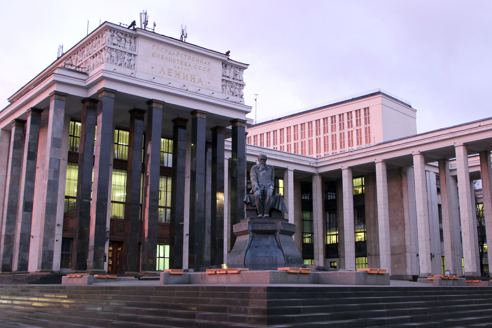 The russian state library is one. Государственная библиотека им. Ленина. Государственная библиотека им. в.и. Ленина в Москве. Российская государственная библиотека Ленинка. Ленинка РГБ.