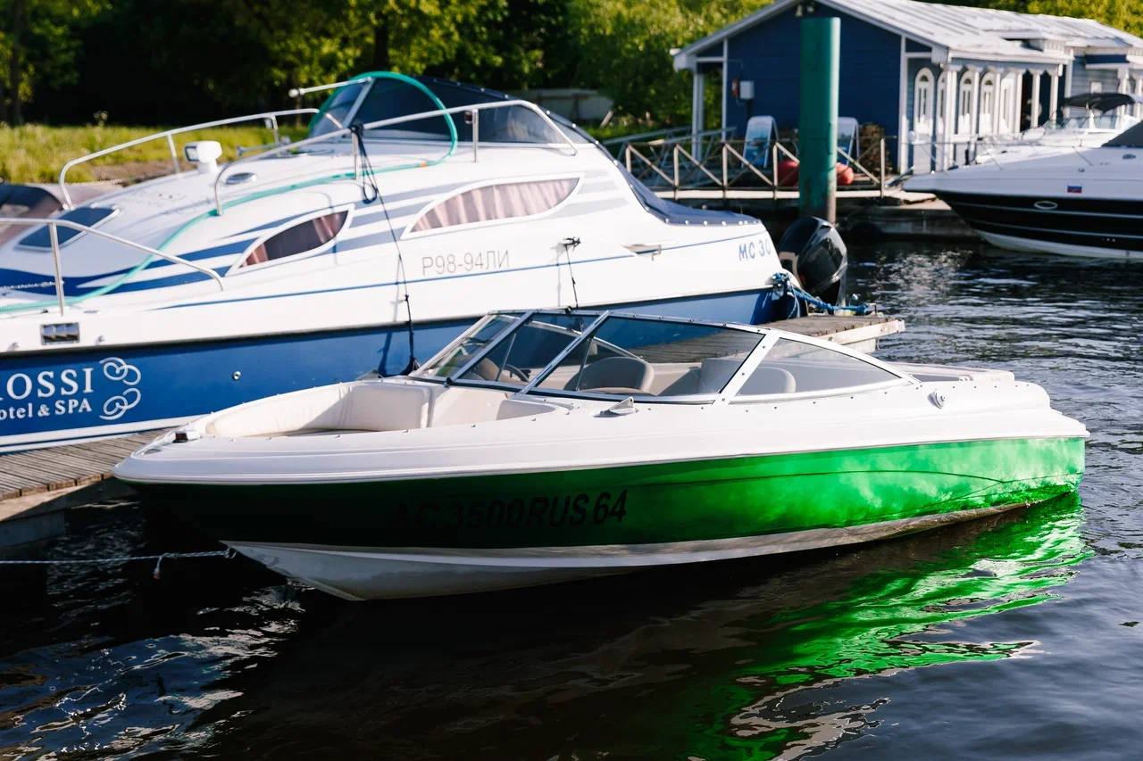 Катер Green для вечерней прогулки в Санкт-Петербурге