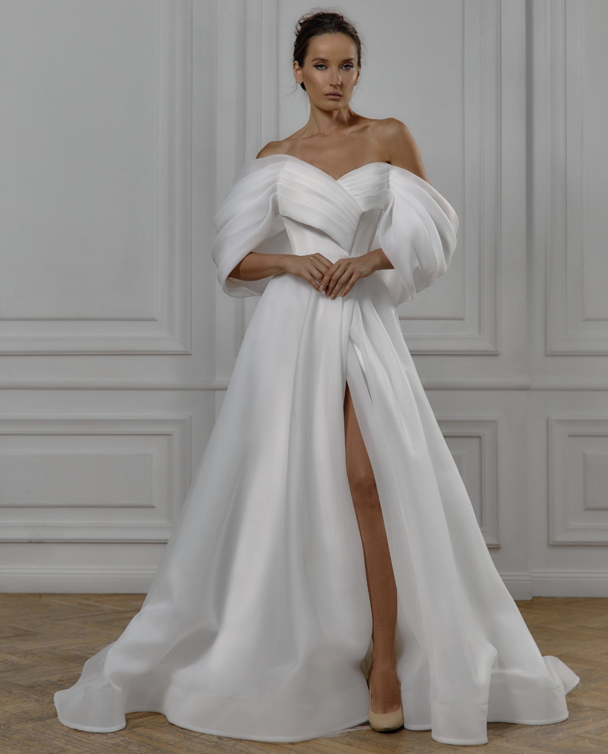 Свадебное платье из органзы с разрезом на ноге