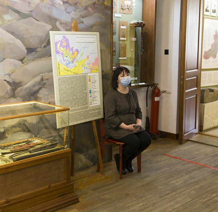 Смотрительница в зале Краеведческого музея