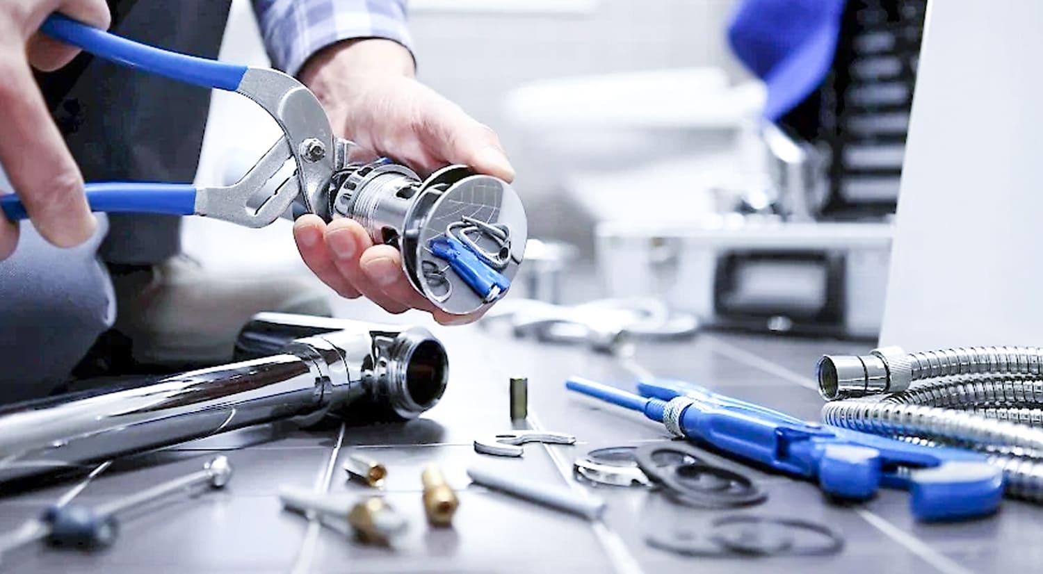 протечка унитаза сантехник