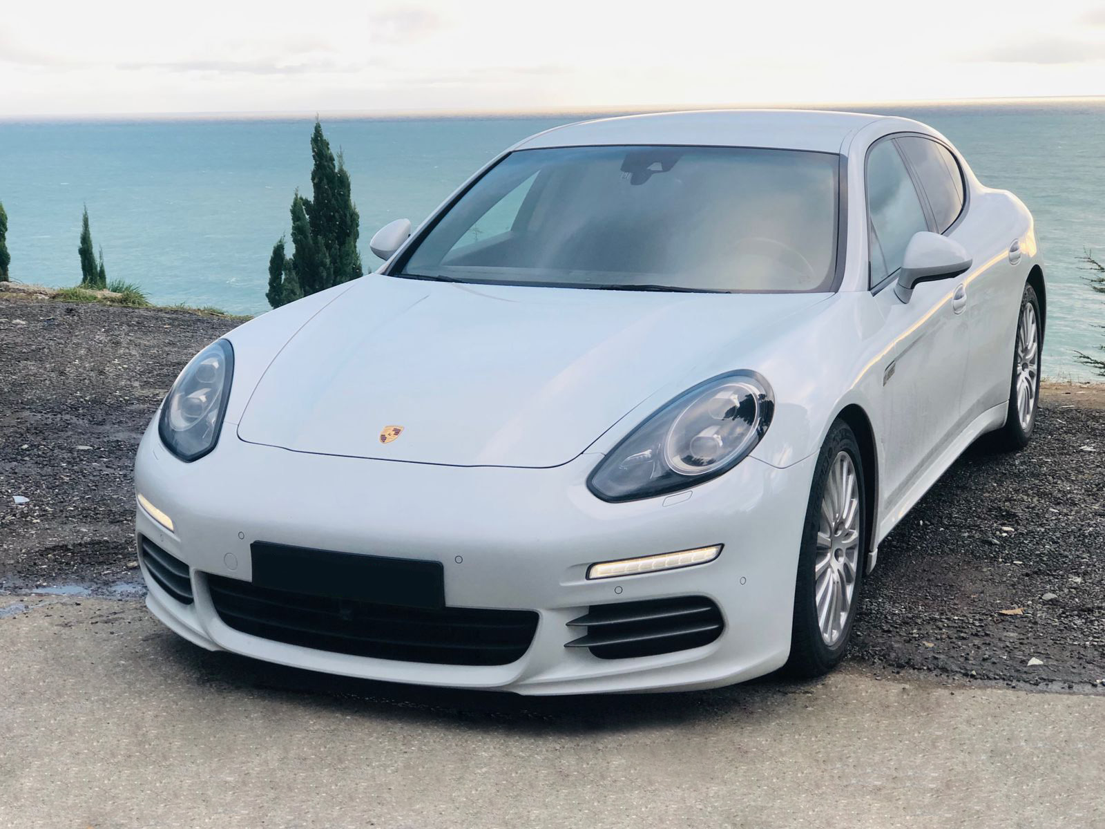 Снять порше. Porsche Panamera White. Раскраска Порше Панамера. Порше молочного цвета. Аренда Порше.