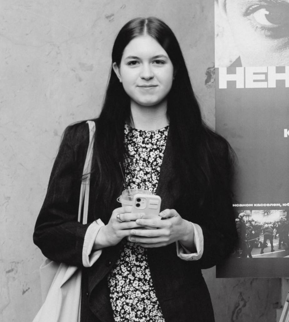 Я — middle специалист, уже практикующий графический дизайнер с реальным опытом работы в индустрии. С детства профессионально занимаюсь рисованием, что и стало фундаментом для моего профессионального развития. Стремлюсь к постоянному профессиональному росту в сильной команде, где смогу развиваться как специалист и вносить вклад в создание качественных дизайн‑решений!