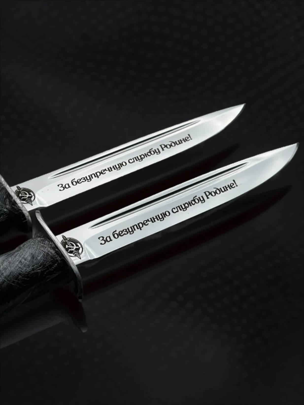 StekloWood — гравировка символа на подарочном ноже, лазерная обработка изделий заказчика Киров