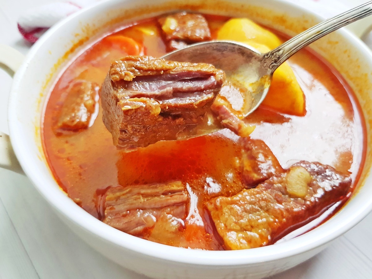 Суп из говядины с рисом и картошкой. Мясной суп. Мясной соус суп. Говядина для супа. Суп соус из говядины.