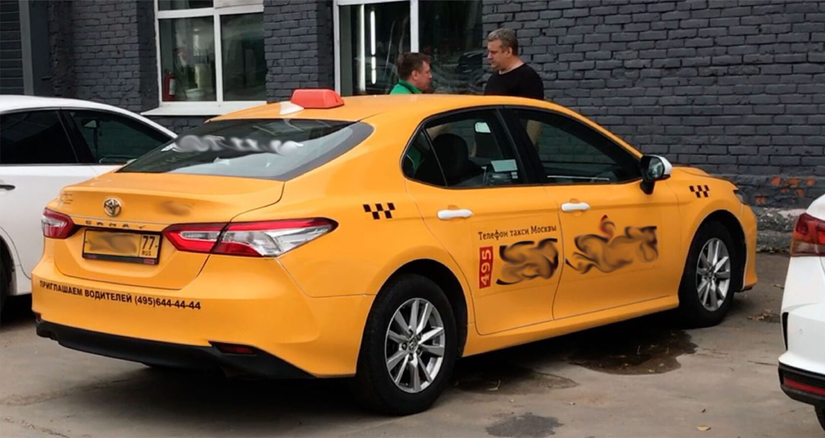 Жёлтая Toyota Camry 70 московского таксопарка у сервиса ТРПЛАНТ