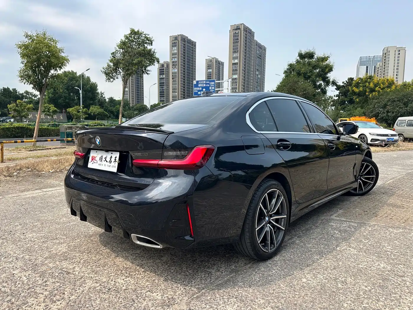 BMW 325Li G28 2025 M Sport Package — задняя часть тёмного седана, ракурс в три четверти