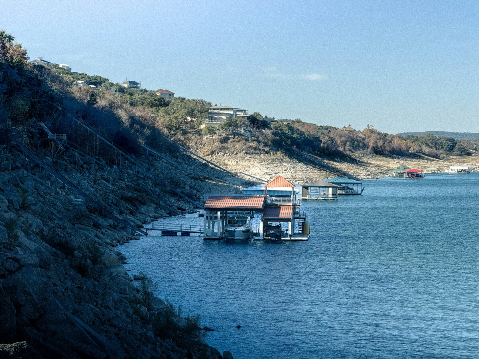 Архитектурный план участка у воды с причалом, домом и зоной RiverLift
