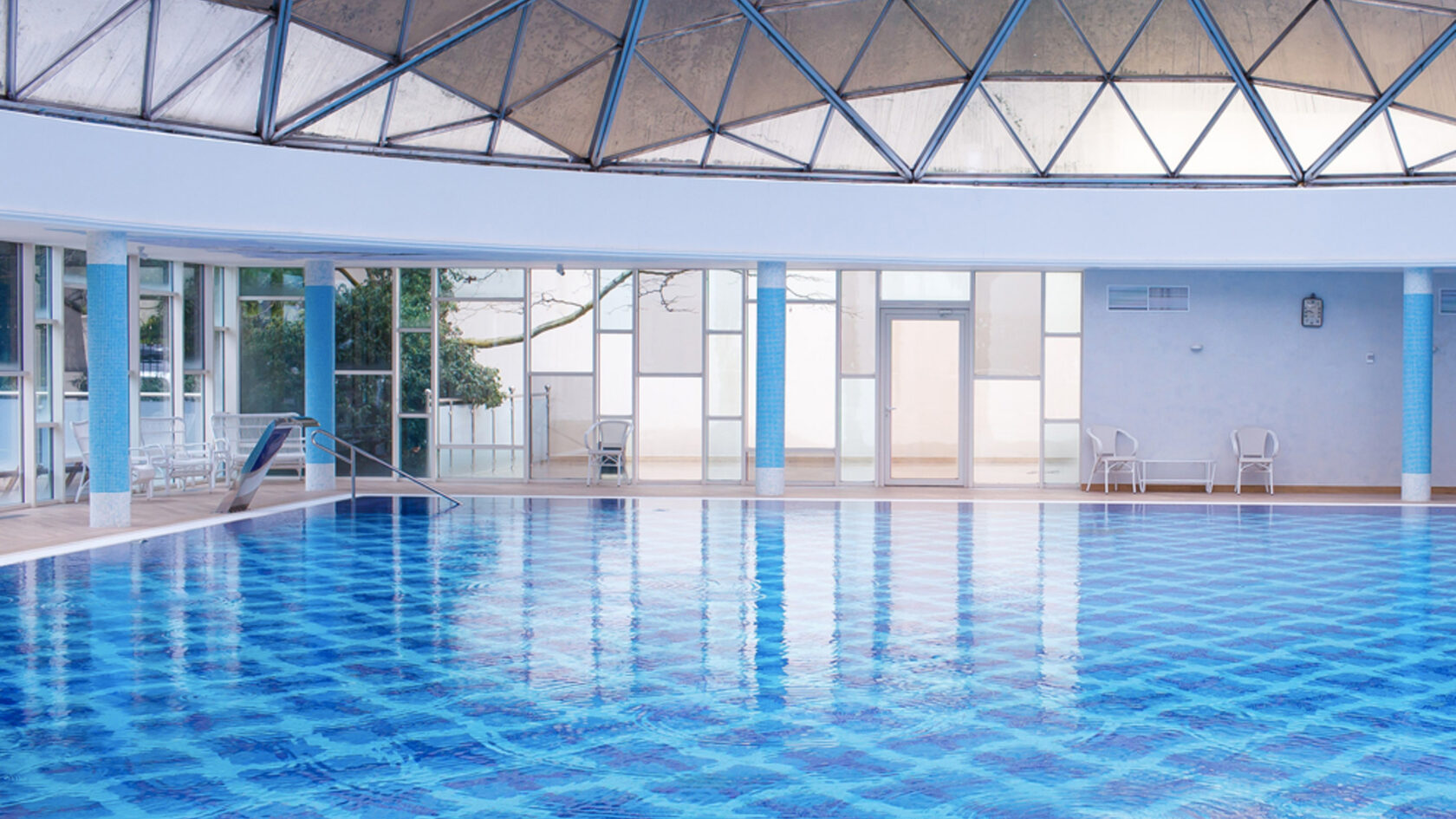 Проекты крытых бассейнов. Бассейн в коттедже. Сочинский пансионат сочи. Красивый бассейн в доме. С крытым бассейном.