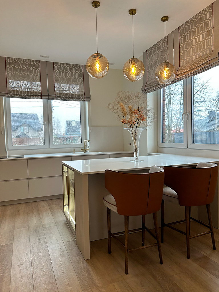 римские шторы в кухне