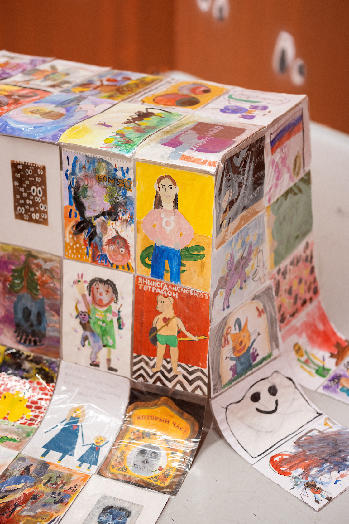 Выставка Германа Орехова в Most Wanted Gallery. Живопись, графика, инсталляция. Фрагмент экспозиции