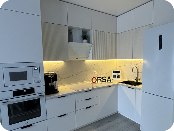 Кухня ORSA: белая с рифлёными фасадами