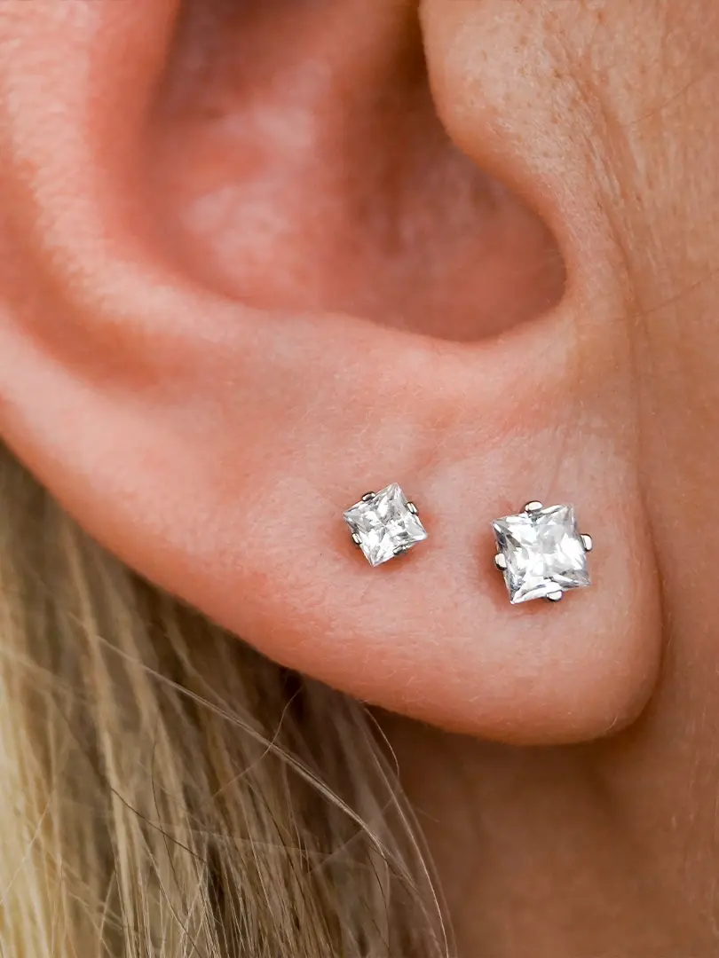 Прокол мочки уха взрослому