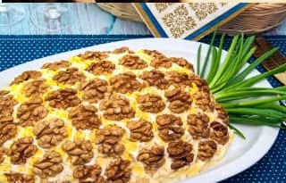 Приготовление салата с ананасом и ветчиной слоями: шаг 17