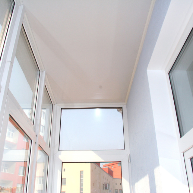 Матовый потолок в гостиной