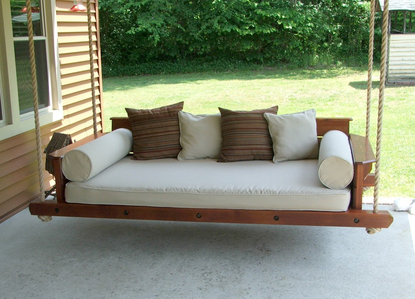 деревянные скамейки с подушками