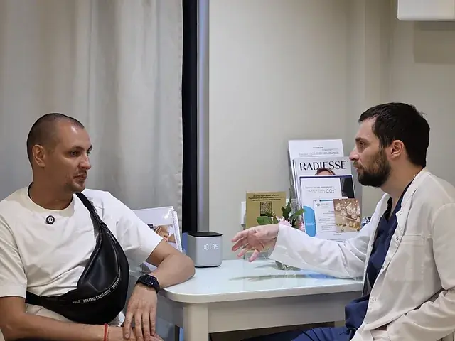 Врач консультирует пациента за столом