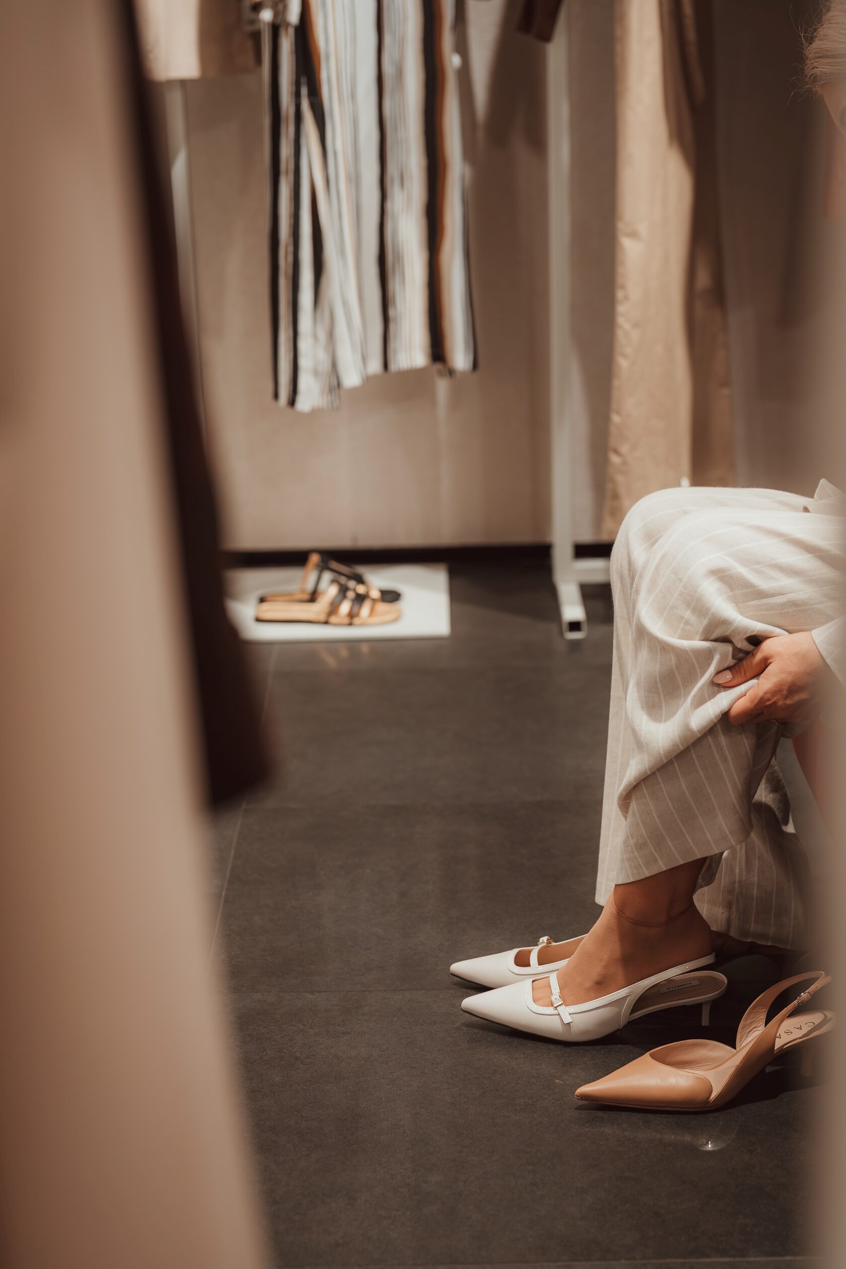 Дама от Клуб Великолепната Жена пробра обувки по време на Fashion Soirée в MDL Shop създадено за Дамите от Великолепната Жена