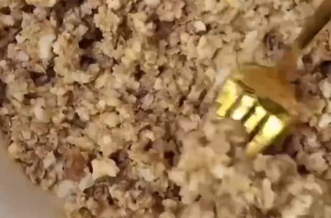 Приготовление канапе со шпротами и огурцом: шаг 2