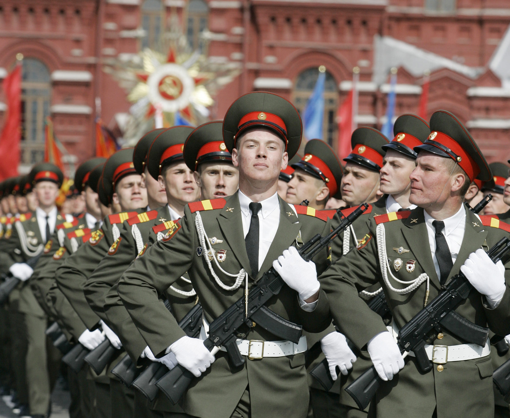 Песня солдаты на парад. Солдаты на параде. Солдат Российской армии. Русские солдаты на параде. Военнослужащие России.