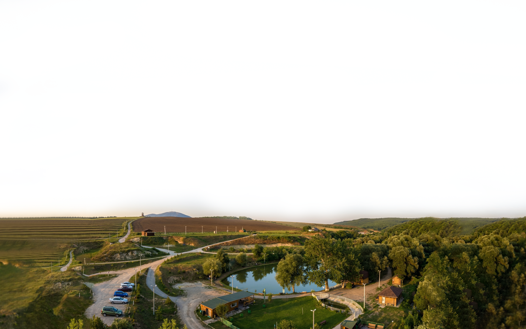 Ривьера Парк отдыха (Джуца, Пятигорск) — спокойный отдых на природе с живописными пейзажами, озером и уютными беседками. Попробуйте рыбалку, прокатитесь на багги и катамаранах, насладитесь тишиной вдали от городской суеты, а ваши дети смогут попрыгать на батуте и повеселиться в игровой комнате.