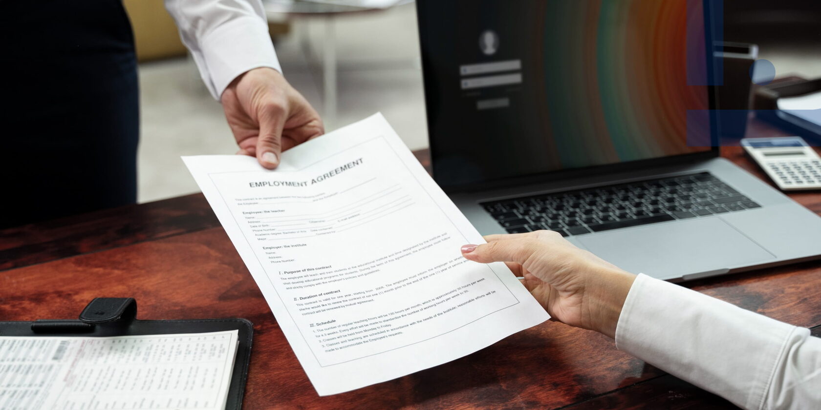 Transmiterea unui contract de muncă la birou, simbol al întocmirii cererii de demisie, documentelor de personal și încetării contractului conform articolului 85 din Codul muncii.