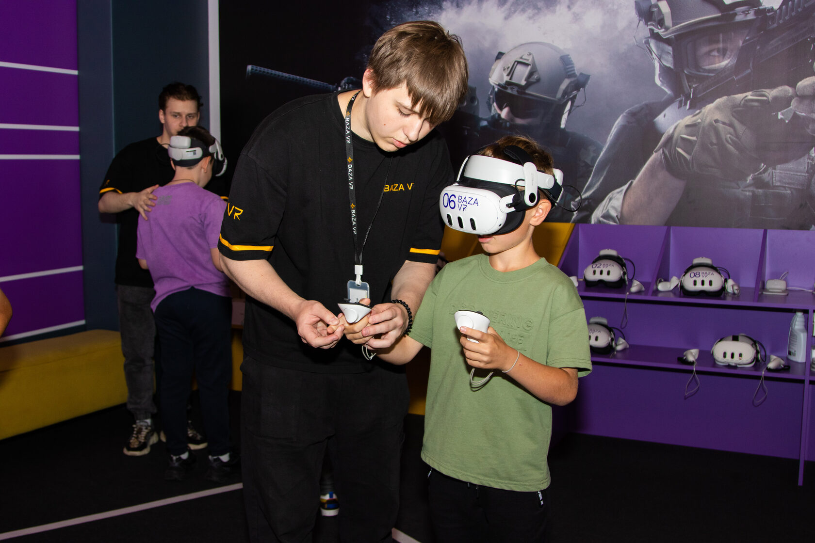 VR арена для детей Москва: инструктор Baza VR помогает ребенку настроить шлем и контроллеры перед игрой.