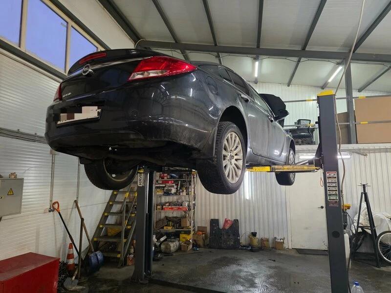 Opel на подъёмнике в СТ Сервис Опель