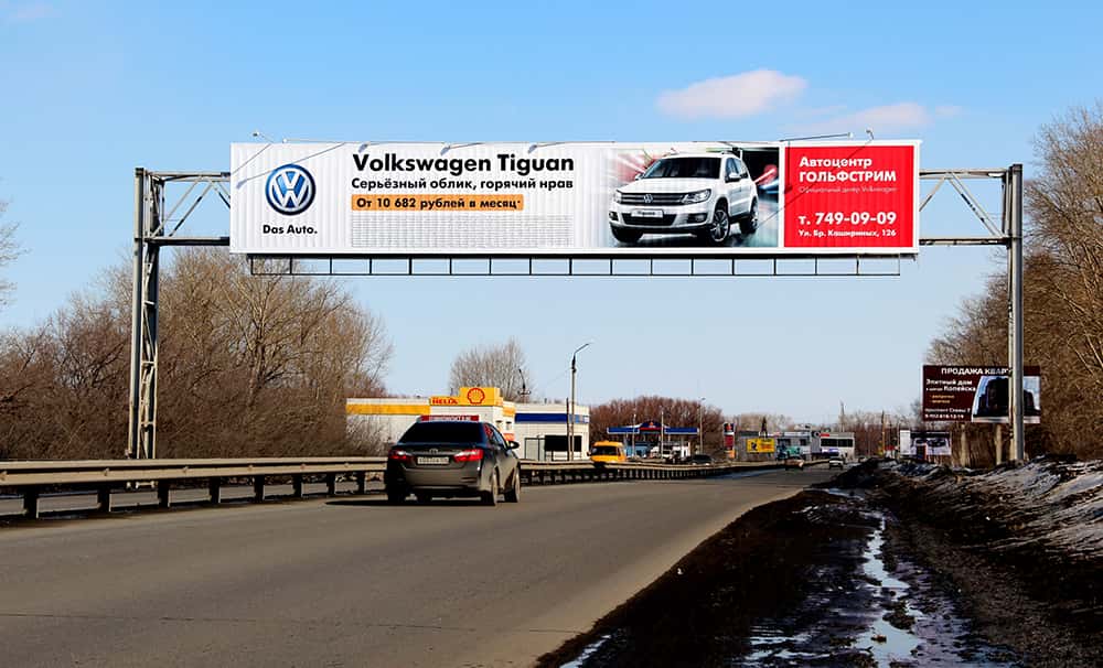 Растяжка на баннере для рекламы автомобиля