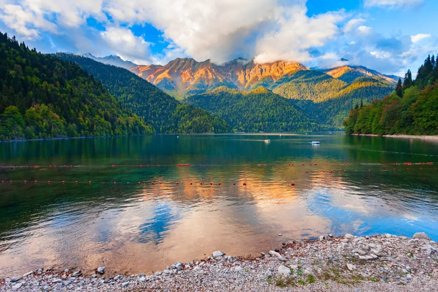 Озеро рица высота. Озеро Рица Абхазия. Абхазия Гагры озеро Рица. Озеро Рица Абхазия 2022. Горы Абхазии озеро Рица.