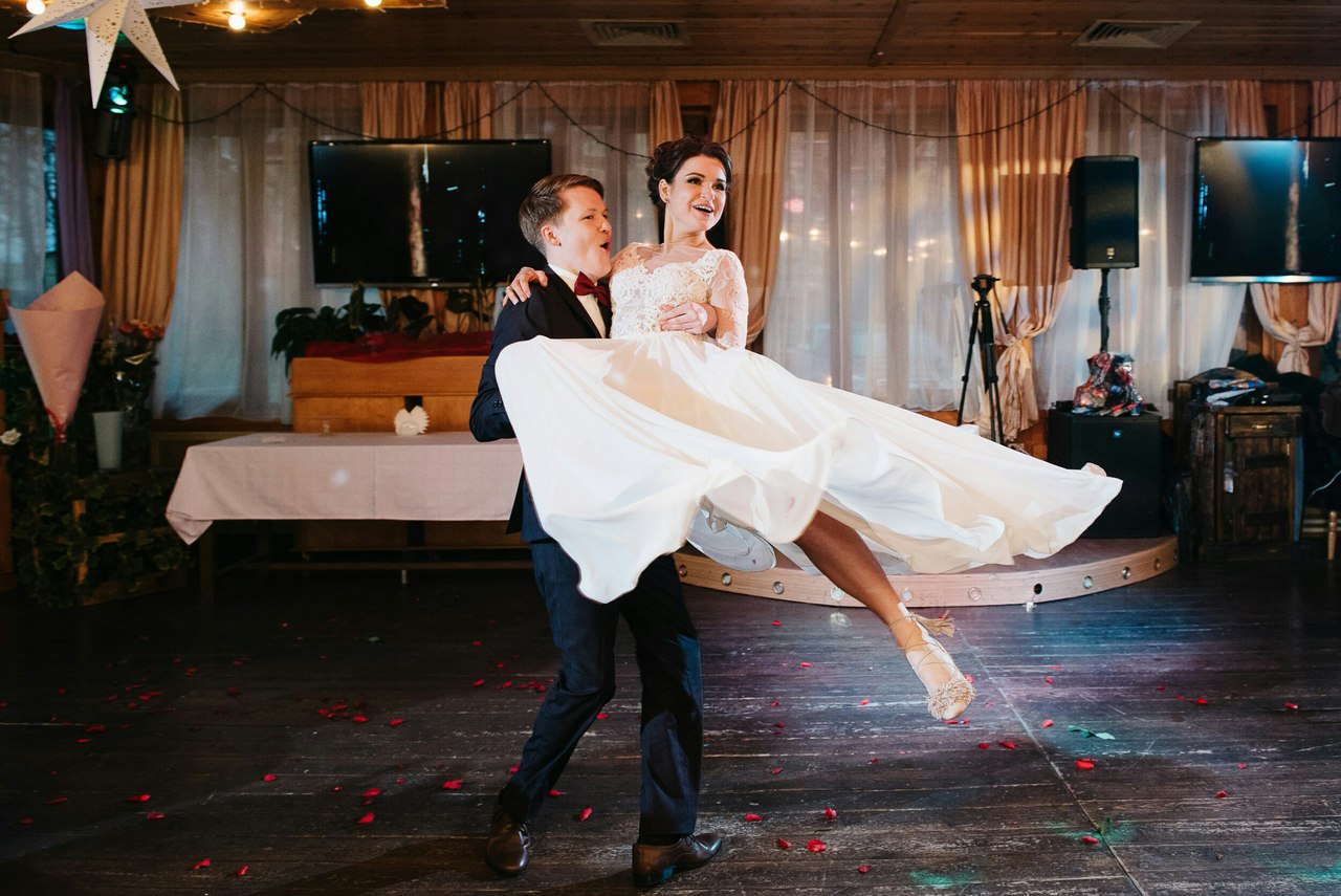 Танец в пышном свадебном платье