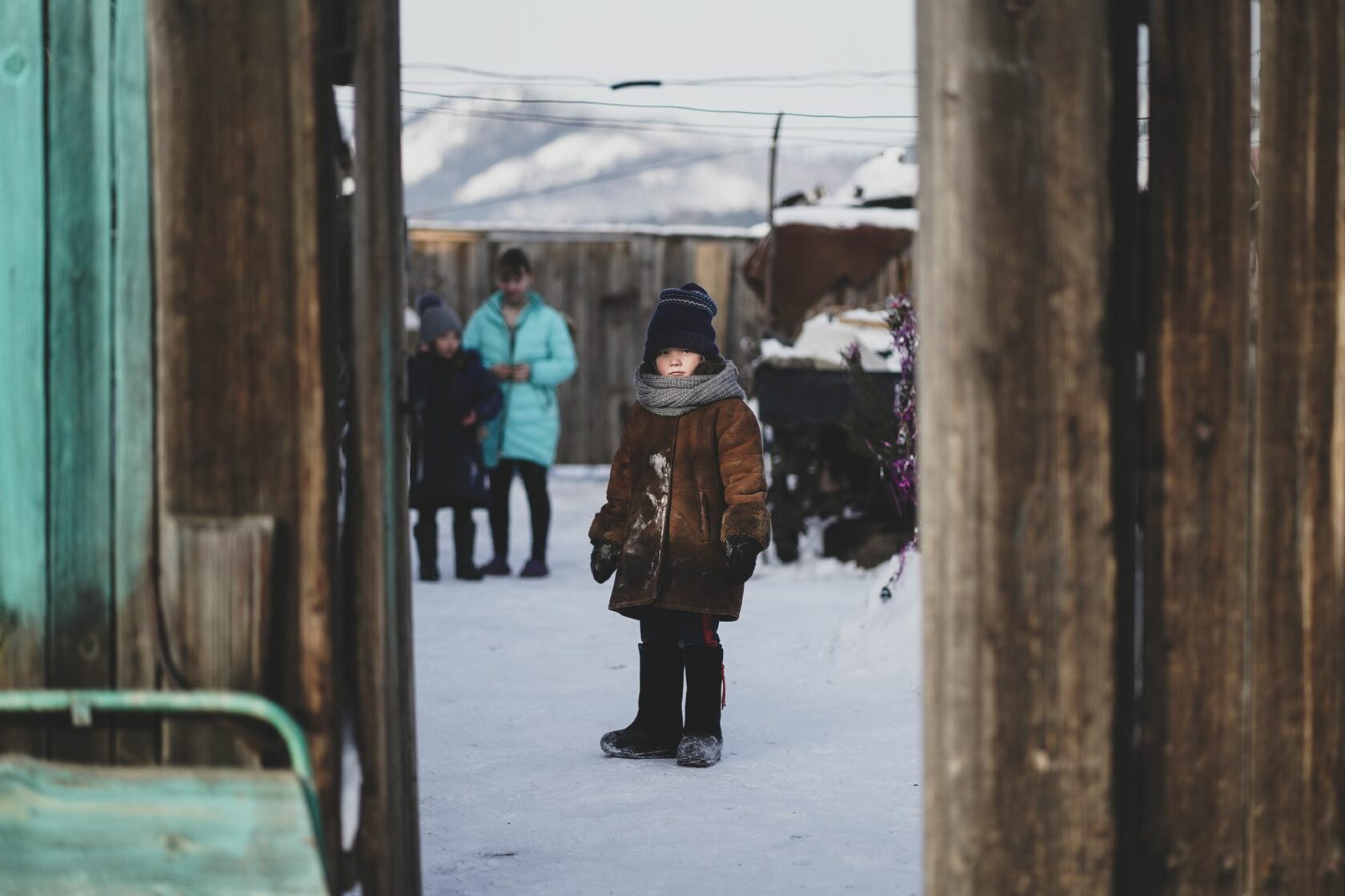 Девочка мальчика ждет плохо. Не выходить на улицу зимой.