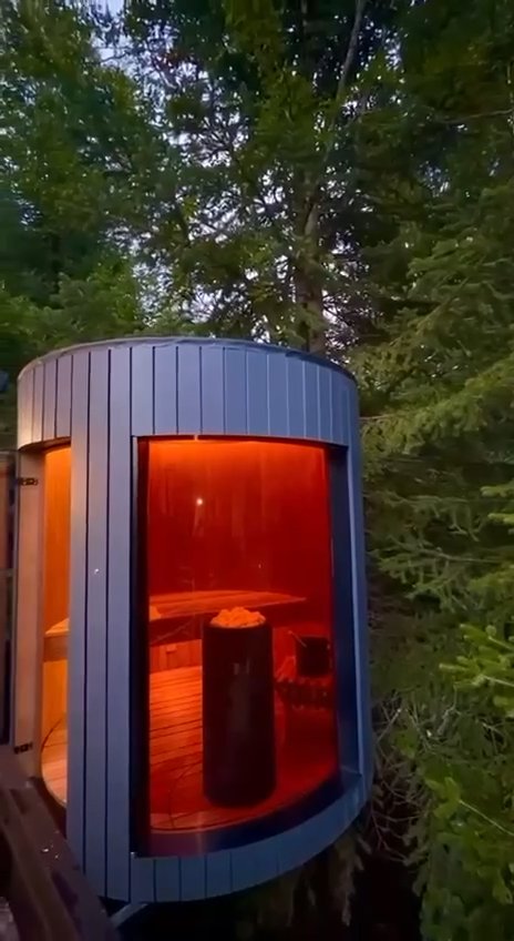 Фасад из планкена и свет парной в панорамном окне, Архыз