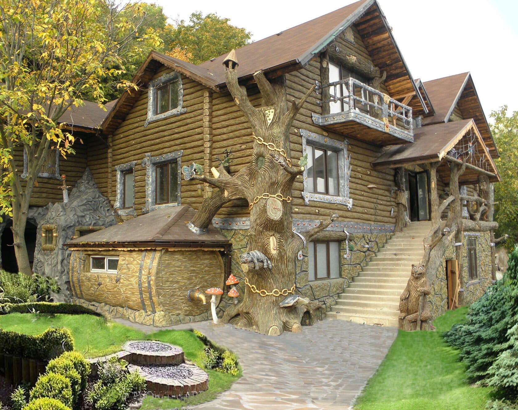 Дом дерево где находится. Необычные домики. Сказочный дом. Красивые фасады деревянных домов. Необычный деревянный дом.