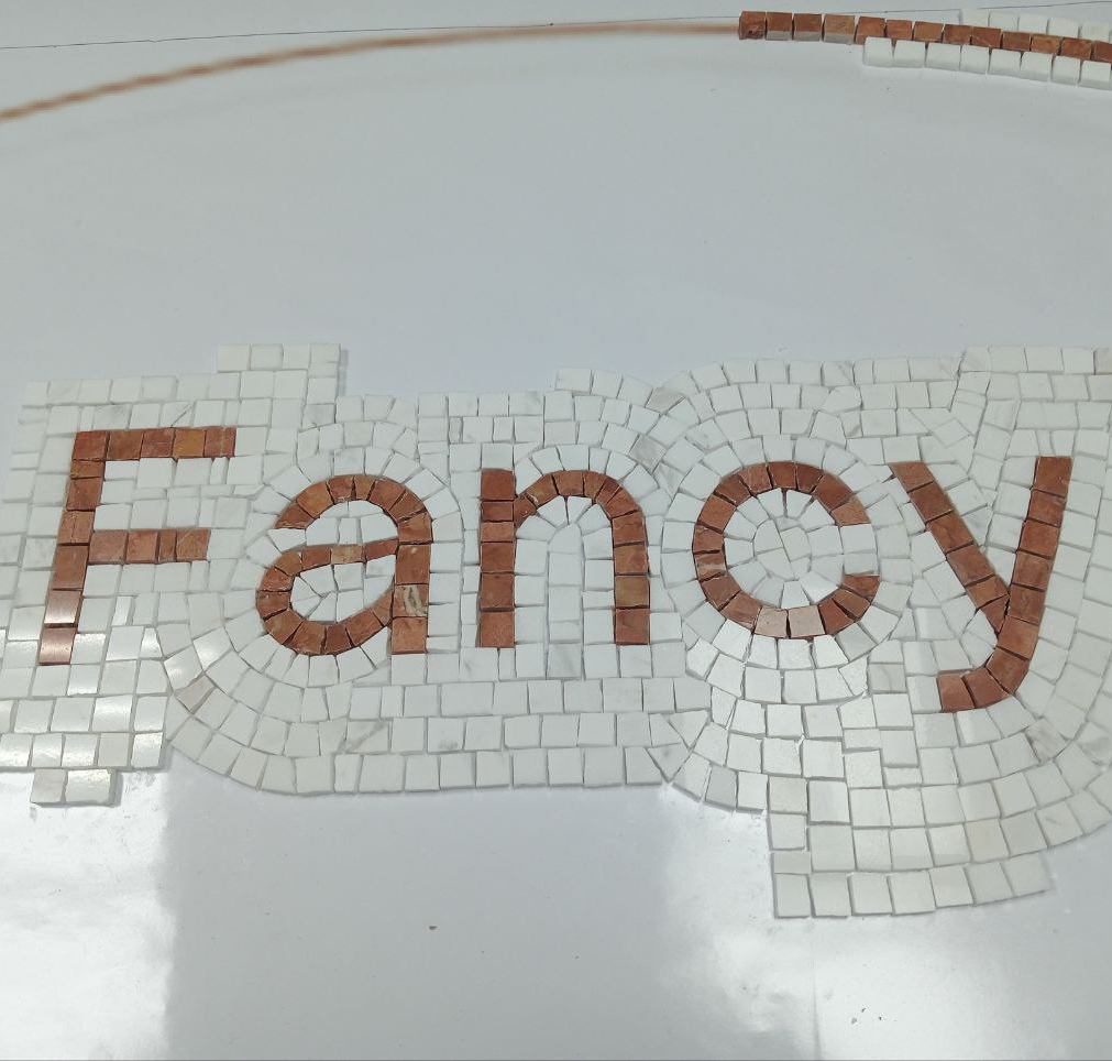 Мозаичная столешница из натурального камня: надпись Fancy терракотовым мрамором по белому набору
