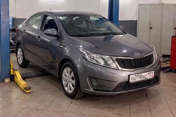 Kia Rio 3 на подъёмнике перед капремонтом АКПП