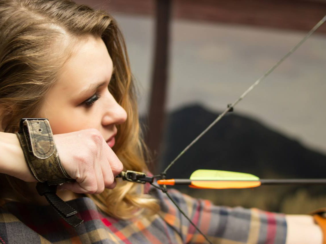 фото парня и девушки на романтическом свидании в публичном месте