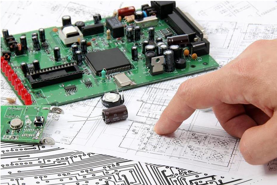 Разработка электронного. Проектирование печатной платы. Конструирование печатных плат. Электронные детали платы. Проектировщик печатных плат.