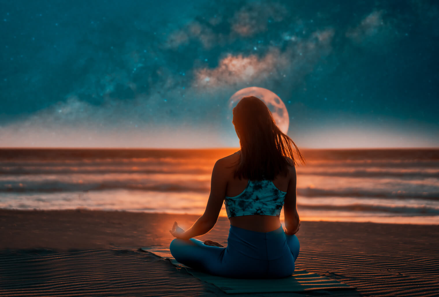 Ночная медитация. Медитация на пляже. Девушка на фоне Луны йога. Картинка девушка на пляже медитирует. Йога полнолуние.