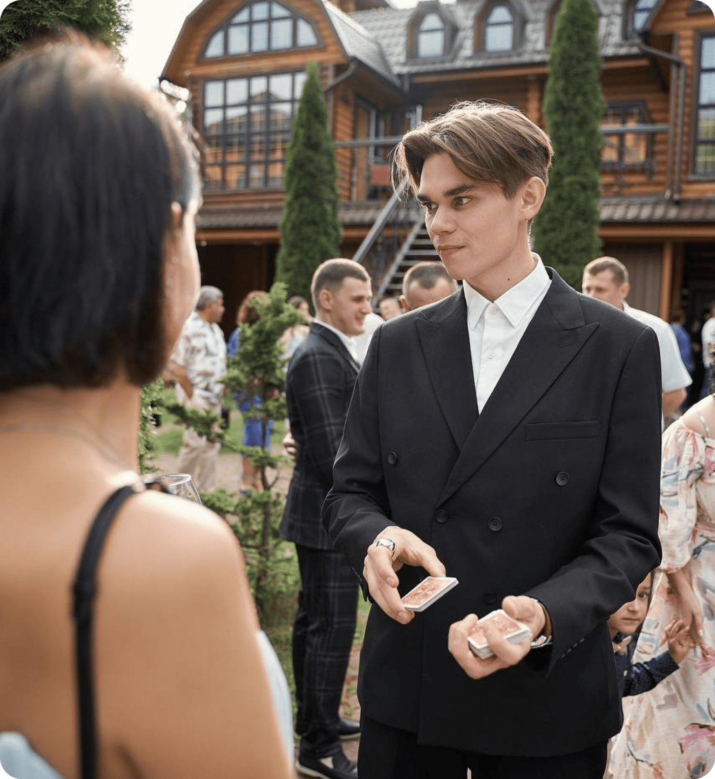 Иллюзионист показывает фокус