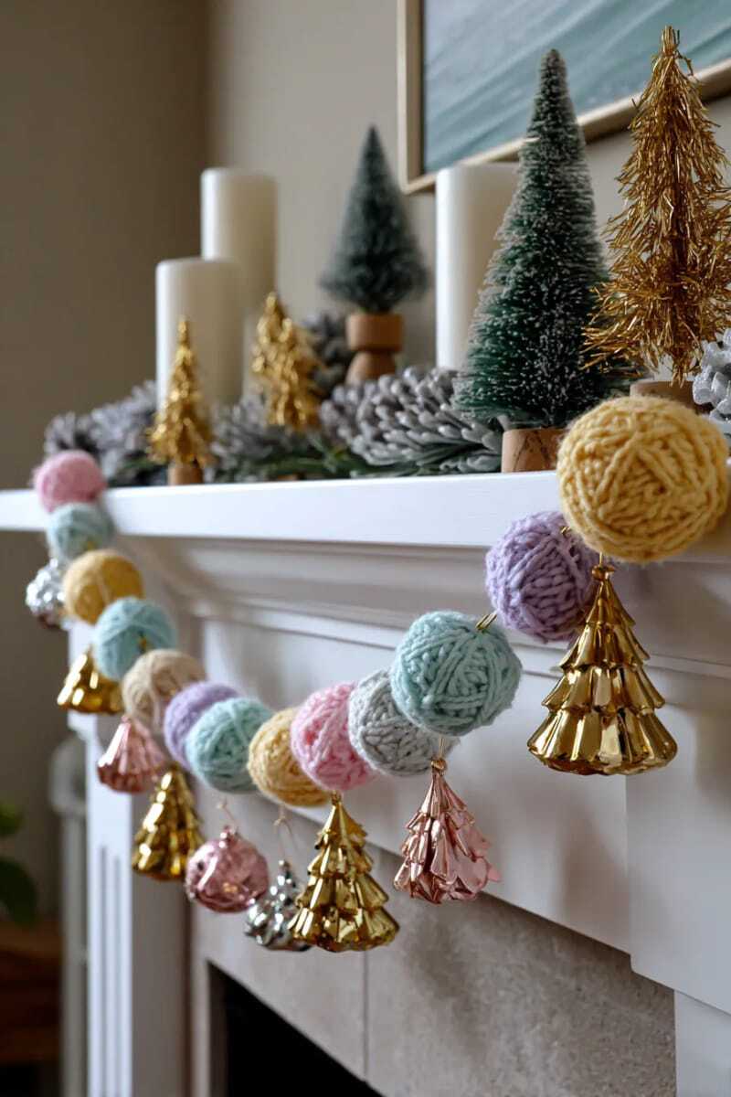 Паровые разноцветные шерстяные шарики, нанизанные на золотую нить, и миниатюрные металлические ёлочки 1