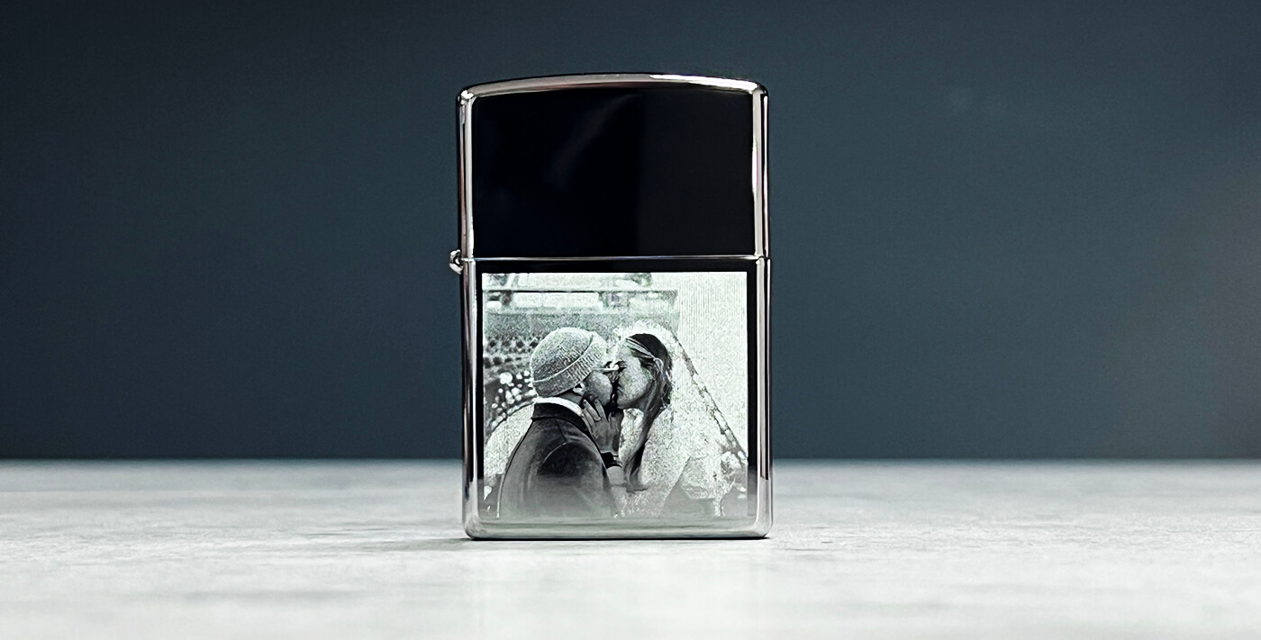 Фотогравировка фотографии пары на глянцевой зажигалке Zippo