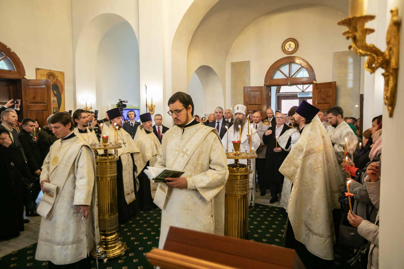 Освящение храма на смоленском кладбище. Освящения храма Патриархом. Патриарх Алексий служба Преображение. Протоиерей Сергий Дудников. Епископ Звенигородский Кирилл.