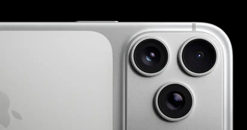 Крупный план системы камер iPhone 17 Pro с выделением линз телеобъектива и основного сенсора.