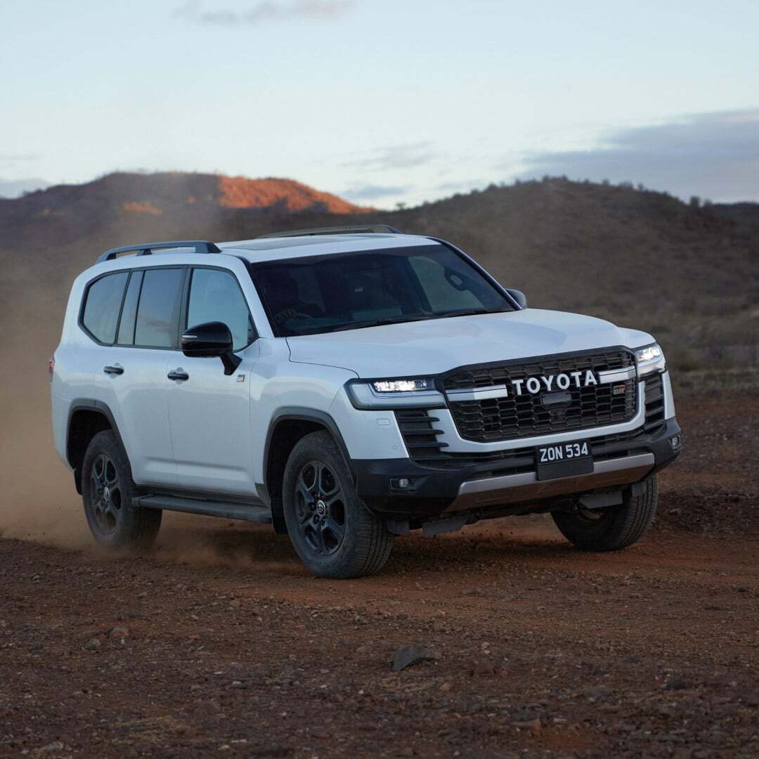 Toyota LandCruiser 300 на бездорожье